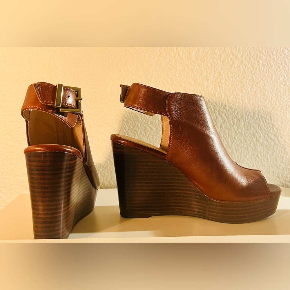 Very comfortable leather, never worn, padded, adjustable around ankle.
